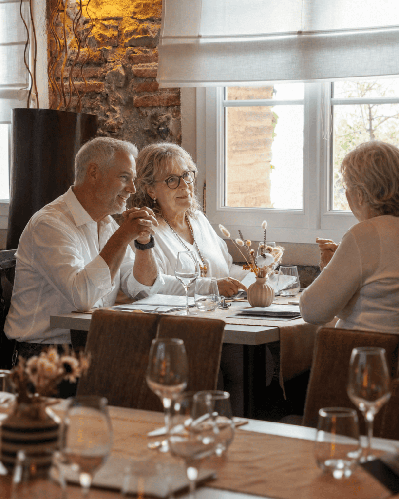 Actualités restaurant L’Ancienne École – clients à table à Palau-del-Vidre